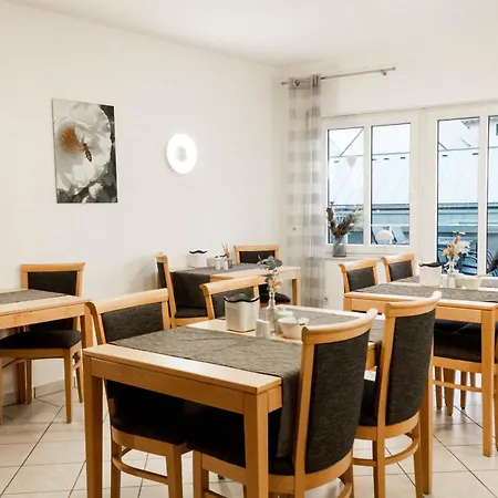 招待所 Gaestehaus Kiebel 3*