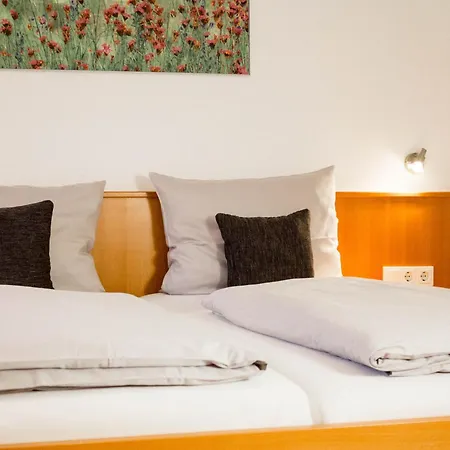 Gaestehaus Kiebel 招待所 3*